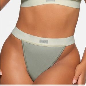 NWT new - SKIMS Cotton Rib Thong in mineral - Small